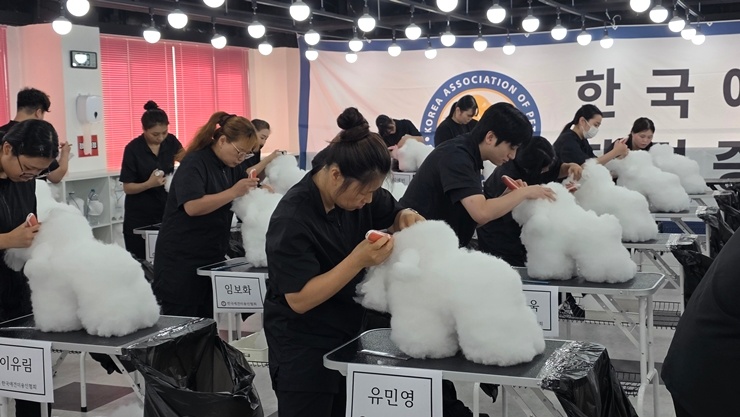 여러 수강생이 반려견 미용을 실습하는 현장