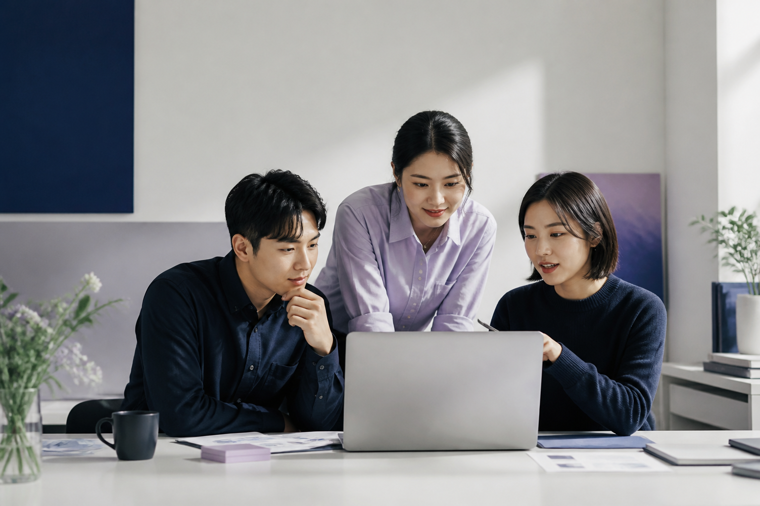 광고 전략을 함께 검토하는 로고스마케팅 전문가들